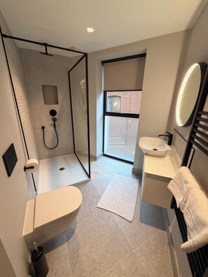 Shower, hair dryer, towels, soap - Elegant 3-Bed Duplex with Spa, Gym, Lift & Stunning River Views in Shrewsbury (Shrewsbury)