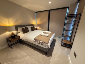 3 bedrooms, iron/ironing board, Internet, bed sheets - Elegant 3-Bed Duplex with Spa, Gym, Lift & Stunning River Views in Shrewsbury (Shrewsbury)