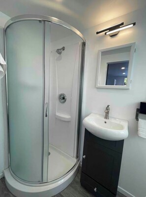 Shower, hair dryer, towels, soap - Cozy Loft for Solo Stay Workspace at West Hills and private internet modem (Los Angeles)
