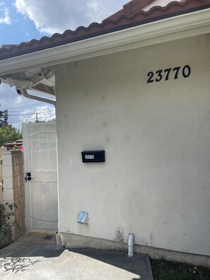 Exterior detail - Cozy Loft for Solo Stay Workspace at West Hills and private internet modem (Los Angeles)