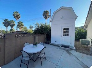 Outdoor dining - Cozy Loft for Solo Stay Workspace at West Hills and private internet modem (Los Angeles)