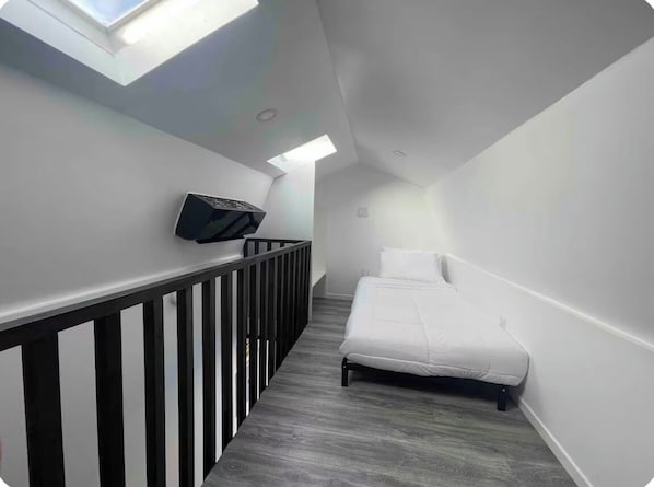 Room - Cozy Loft for Solo Stay Workspace at West Hills and private internet modem (Los Angeles)