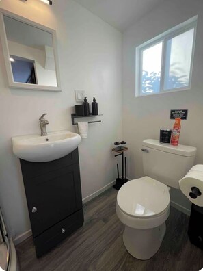 Shower, hair dryer, towels, soap - Cozy Loft for Solo Stay Workspace at West Hills and private internet modem (Los Angeles)