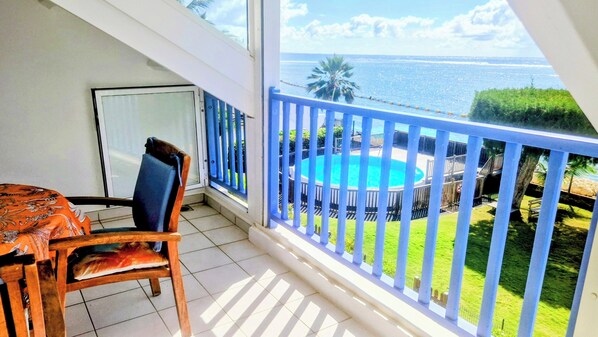Outdoor spa tub - Exceptional location with direct access to the beach T2 in small residence (Sainte-Anne)