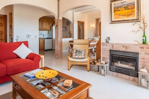 TV, fireplace, DVD player, stereo - Casa Baringo, pool and sea view (Calonge)