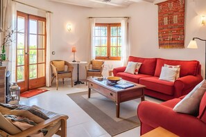 Televisión, chimenea, reproductor de DVD y estéreo 