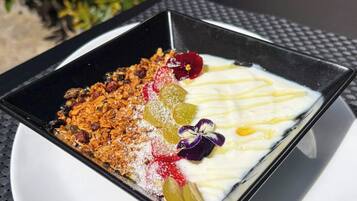 Un postre sobre un plato cuadrado con una superficie de mesa texturizada.