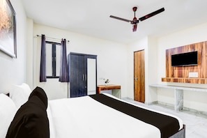 Room - Classic with Balcony Hotel O Sector 25 Near Iskcon Temple (Delhi)