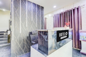 Lobby - Classic with Balcony Hotel O Sector 25 Near Iskcon Temple (Delhi)