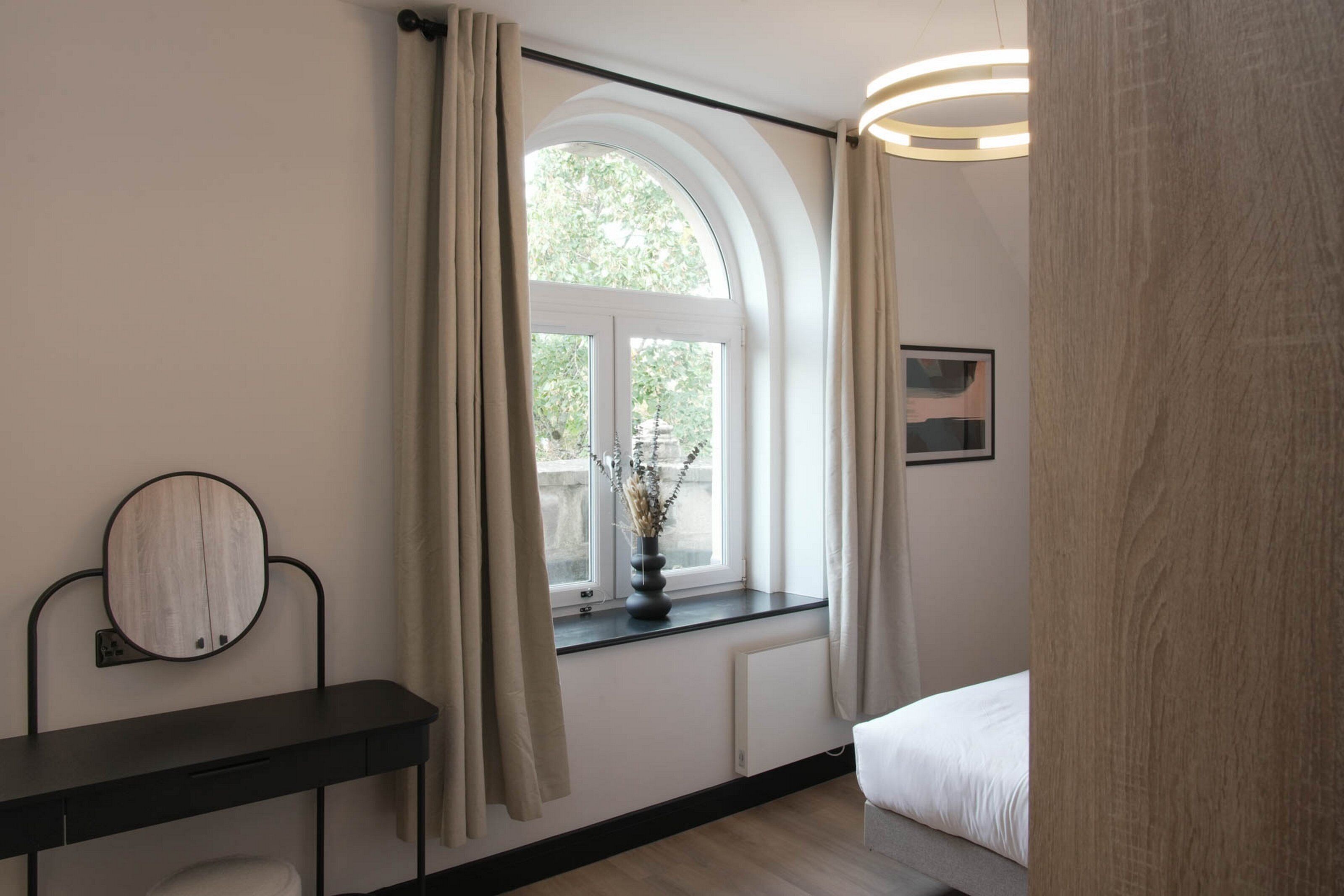 2 bedrooms, iron/ironing board, internet