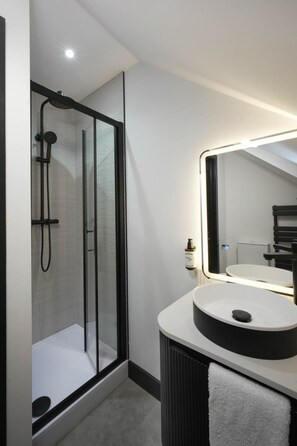 Shower, hair dryer - The Sixty | Stylish 2BDR Apt with Secure Parking (Cardiff)