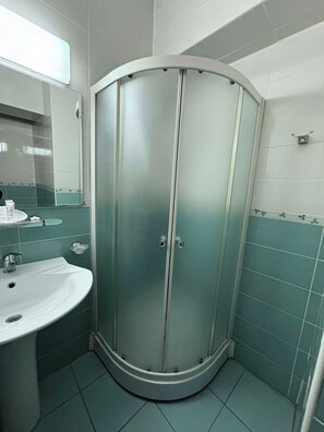 Chambre Simple Classique, vue ville | Salle de bain | Articles de toilette gratuits, chaussons, serviettes fournies, savon