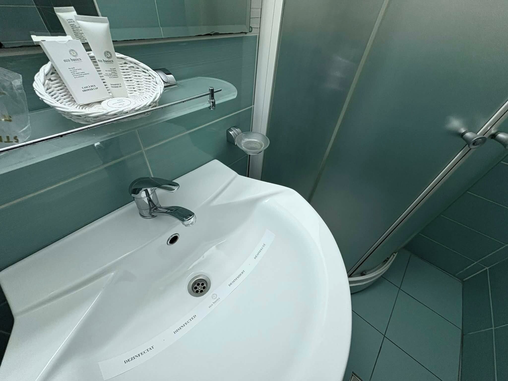 Articles de toilette gratuits, chaussons, serviettes fournies, savon