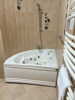 Suite clásica, vistas a la ciudad | Baño