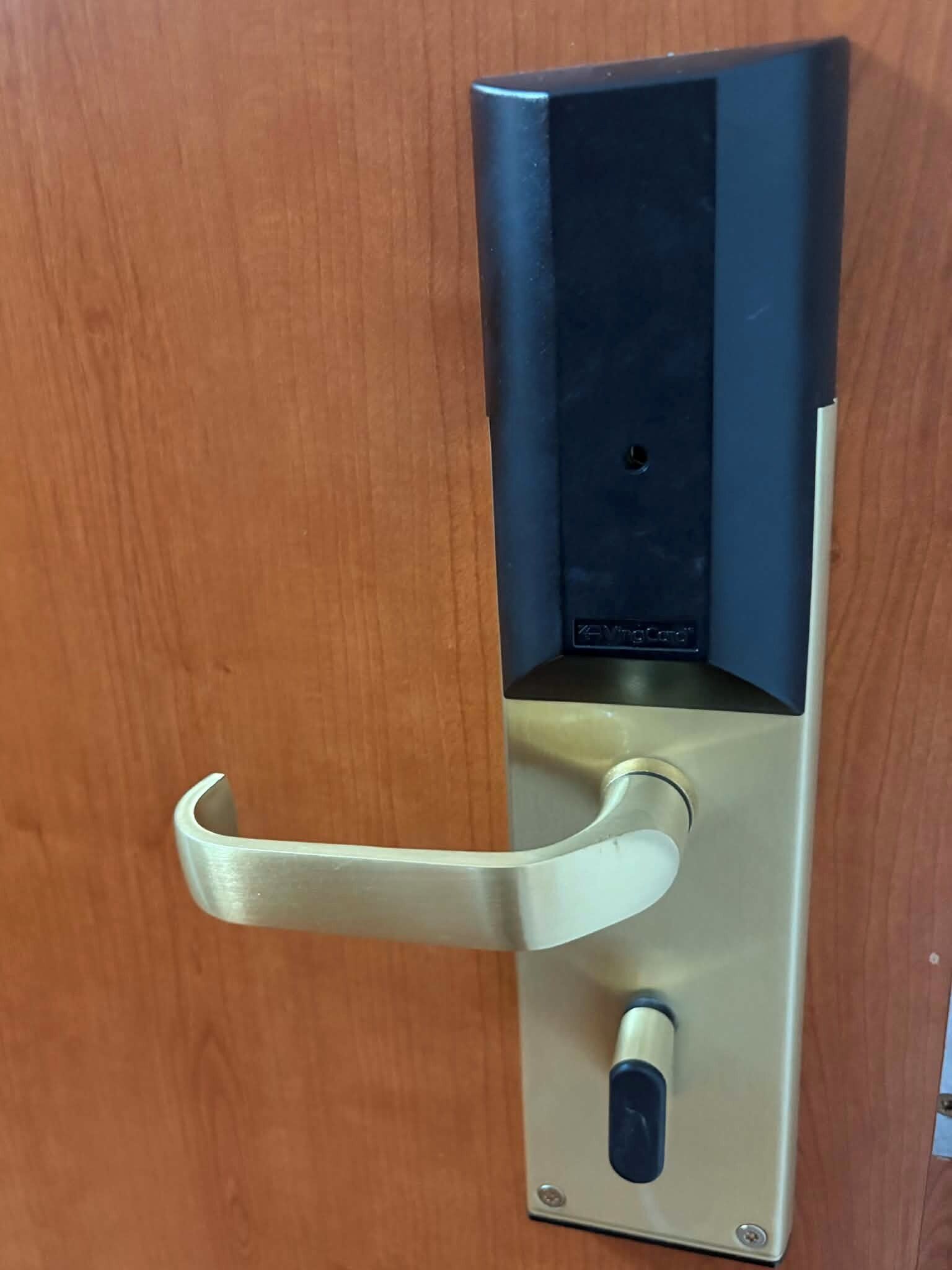 Una puerta moderna con picaporte metálico y cerradura.