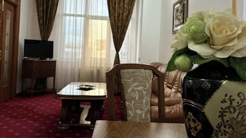 Suíte clássica, vista para a cidade | Área de estar