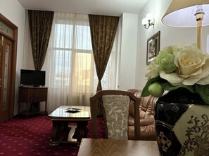 Suite Classique, vue ville | Coin séjour