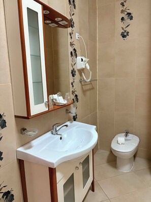 Suite Classique, vue ville | Salle de bain | Articles de toilette gratuits, chaussons, serviettes fournies, savon