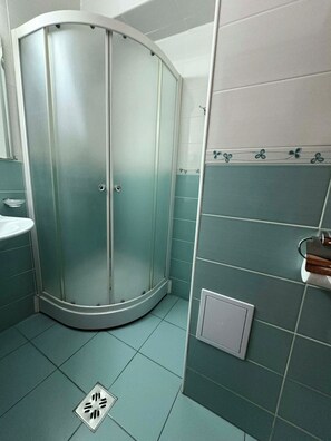 Chambre Simple Ăconomique, vue ville | Salle de bain | Articles de toilette gratuits, chaussons, serviettes fournies, savon