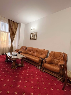 Classic Suite, City View | Living area