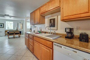 Fridge, microwave, stovetop, dishwasher - Shop & Dine! Getaway 3 Mi to Old Town Scottsdale (Scottsdale)
