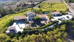 Il s’agit d’une propriété résidentielle comprenant une maison principale, un garage séparé et un patio couvert.