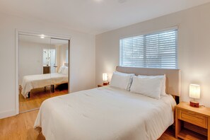 4 slaapkamers, een bureau, een strijkplank/strijkijzer, reisbedje