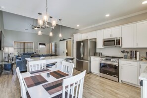 Interior - Traveling Professionals Welcome! Cozy Athens Home (Athens)