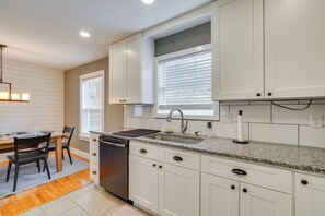 Fridge, microwave, stovetop, dishwasher - Contemporary Family Home Near Cherokee Lake! (Morristown)