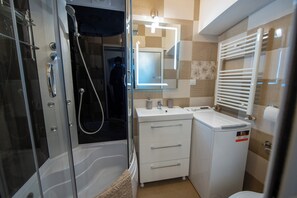 Apartamento | Baño | Ducha, secador de pelo, toallas y jabón