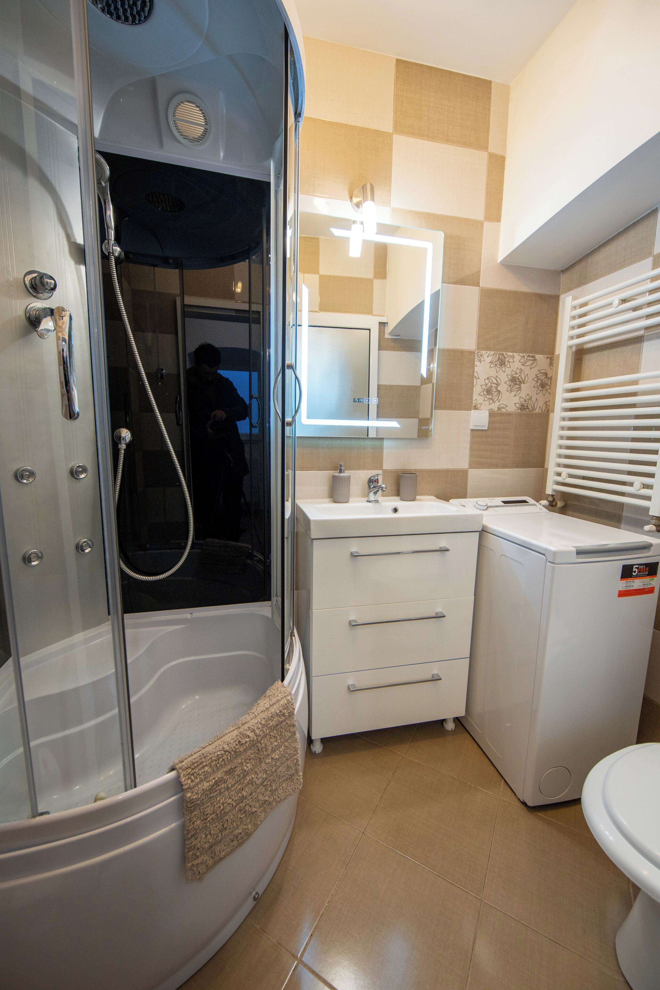 Apartment | Bathroom | Shower, hair dryer, towels, soap