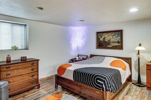 Desk, Internet, bed sheets - 3 Mi to Stadiums & Dtwn: Seattle Solo Hideaway (Seattle)