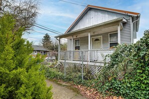 Exterior - 3 Mi to Stadiums & Dtwn: Seattle Solo Hideaway (Seattle)
