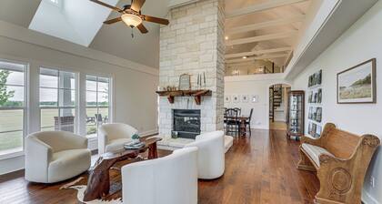 Elevated Farmhouse Getaway in Thorndale