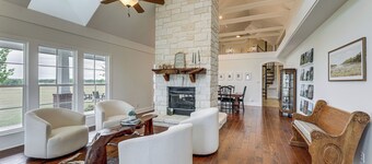 Elevated Farmhouse Getaway in Thorndale