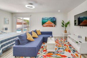 TV - Pool Access! Country Club of Miami Summer Getaway (Hialeah)