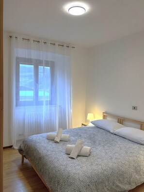 3 bedrooms, WiFi, bed sheets - Casa al Lago Apartment – 3 Bedrooms, 5 Guests, Near Lake Garda with Balcony (Loppio)