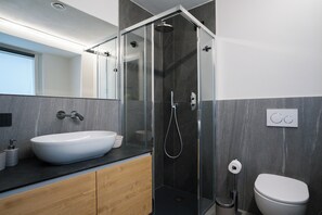 Shower, towels, soap, toilet paper - Apartment 1 Casa Bepa - In the heart of Bormio, ideal for skiing and relaxation (Bormio)