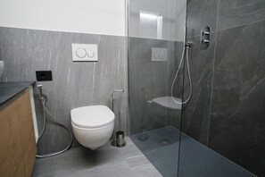 Shower, towels, soap, toilet paper - Apartment 1 Casa Bepa - In the heart of Bormio, ideal for skiing and relaxation (Bormio)