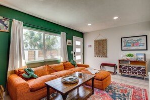 TV, books, stereo - Yard Games, Outdoor Kitchen: Palm Springs Retreat! (Palm Springs)