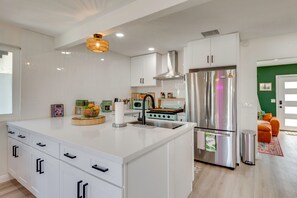 Fridge, microwave, stovetop, dishwasher - Yard Games, Outdoor Kitchen: Palm Springs Retreat! (Palm Springs)