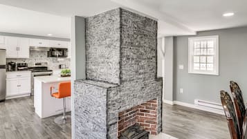 Réfrigérateur, micro-ondes, plaque de cuisson, lave-vaisselle
