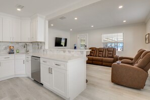 Interior - Steps to Sand! Snowbird Retreat in Madeira Beach (Madeira Beach)