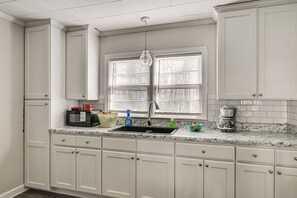 Kühlschrank, Mikrowelle, Herdplatte, Wasserkocher mit Kaffee-/Teezubehör