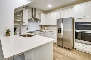 Fridge, microwave, stovetop, dishwasher