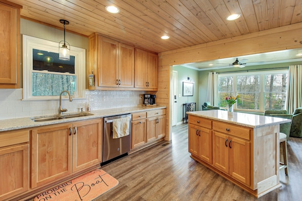 Fridge, microwave, stovetop, dishwasher - Bring Your Boat! Waterfront Stay on Tims Ford Lake (Estill Springs)