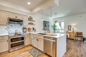 Fridge, microwave, stovetop, dishwasher - 7 Mi to Dtwn! Family Retreat w/ Patio in Denver (Denver)