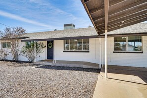 Exterior - Explore Gila Valley & EAC! Modern Thatcher Home (Thatcher)