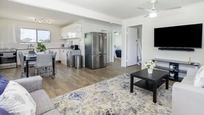 Un espacio habitable moderno y de concepto abierto con cocina, comedor y zona de estar.