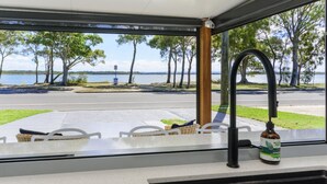 Una cocina con vista a un lago y árboles.